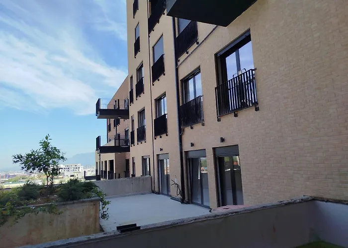 Sunhill Spacious 2 Bedroom Luxury アパート ティラナ