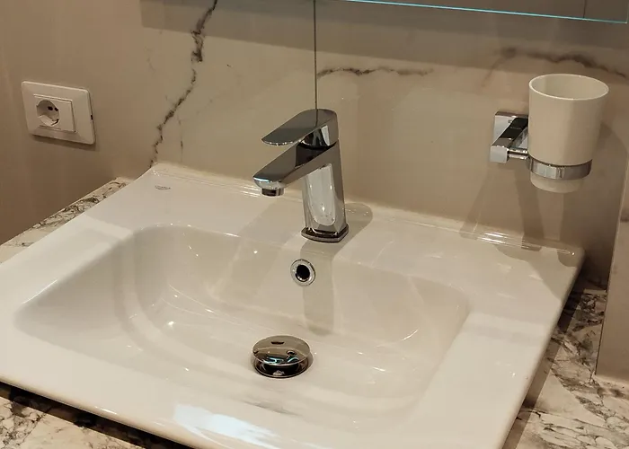 Sunhill Spacious 2 Bedroom Luxury アパート ティラナ