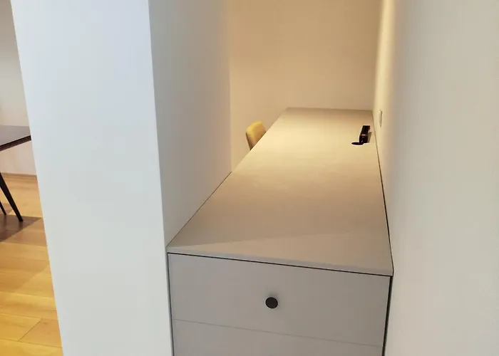 アパート Sunhill Spacious 2 Bedroom Luxury ティラナ