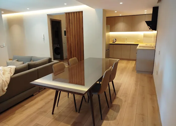 アパート Sunhill Spacious 2 Bedroom Luxury ティラナ