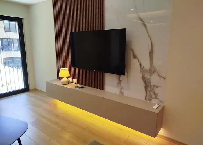 アパート Sunhill Spacious 2 Bedroom Luxury ティラナ